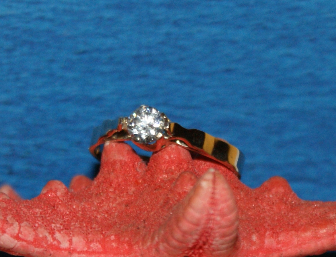 Zásnubný prsteň s diamantom, na mieru.