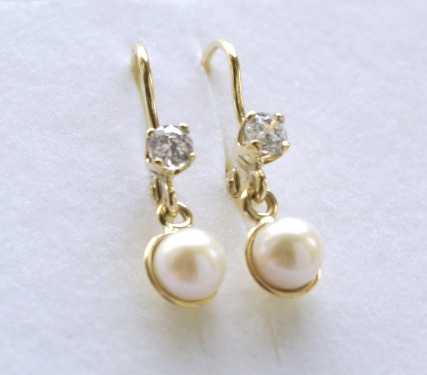 Diamantové náušnice s perlou.