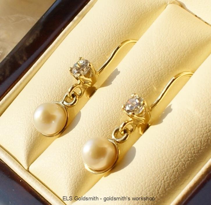 Diamantové náušnice s perlou.Zlato 14 karát.