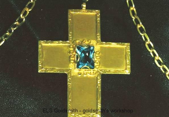 Zlatý kríž s ručne pilovanou retiazkou