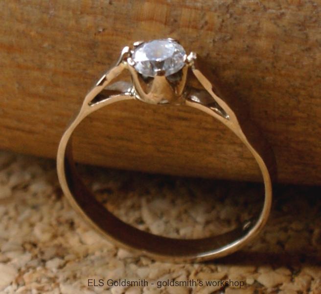 Zásnubný prsteň s diamantom, na mieru.