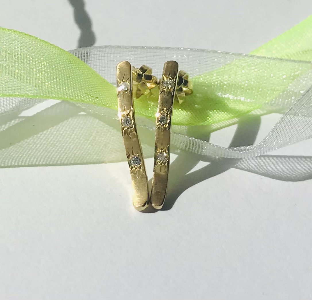 Gold earrings with diamond.Originál.