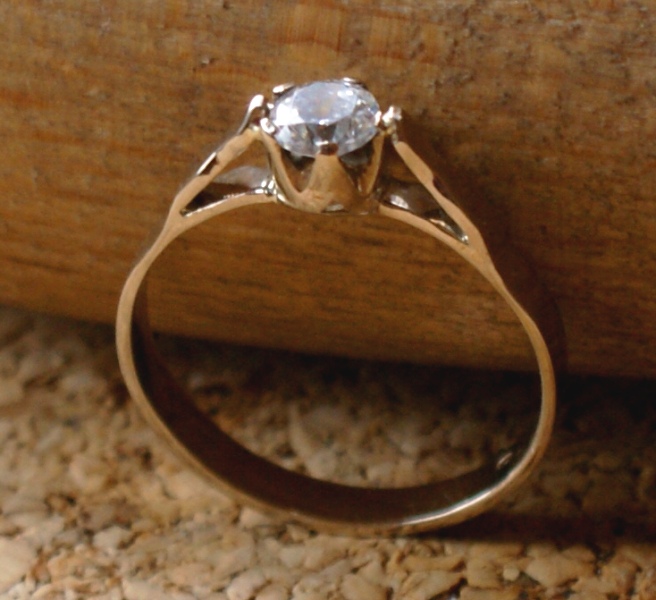 Zásnubný prsteň s diamantom.Výroba na mieru.